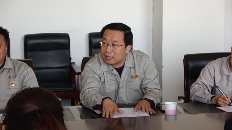 朝阳市 图片新闻座谈会上,凌源钢铁集团有限责任公司副总经理何志国