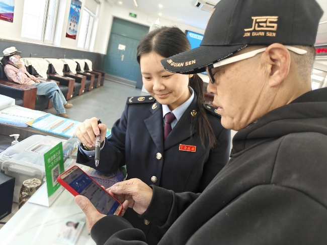 医保窗口为群众办实事__医保服务大厅我为群众办实事