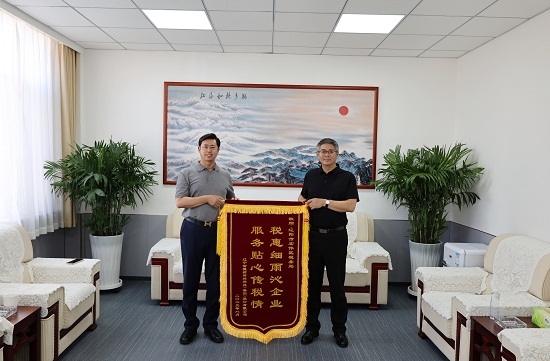 _宏伟区税务局：锦旗熠熠凝信赖 优服赋能促发展_宏伟区税务局：锦旗熠熠凝信赖 优服赋能促发展
